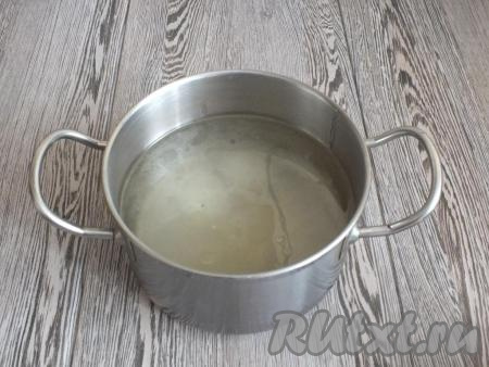 В кастрюлю влейте 3 стакана воды, растительное масло и уксус, всыпьте соль и сахар, перемешайте и поставьте на огонь. Доведите до кипения и снимите маринад с огня.