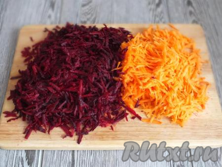 Морковь и свеклу очистите и натрите на крупной тёрке.