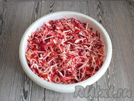 Возьмите просторную, глубокую миску и переложите в неё капусту, лук, морковь и свеклу, хорошо перемешайте руками и отставьте миску с овощами в сторону.