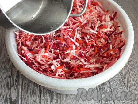 Горячим маринадом залейте овощи в миске.