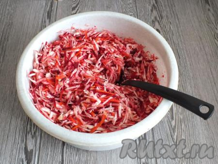 Хорошо перемешайте, чтобы в самый низ миски тоже попал маринад и оставьте на столе на 2 часа.