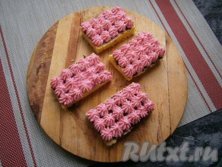 Затем крем выложить в кондитерский мешок с любой насадкой (у меня "звездочка") и украсить пирожное, приготовленное в микроволновке и смазанное джемом, на своё усмотрение. Поместить готовые пирожные в холодильник на 30-40 минут.