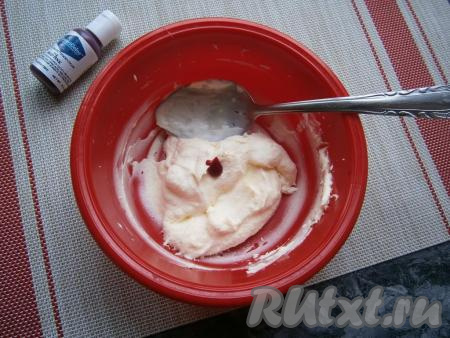 Далее пирожное можно сразу украсить кремом, я же решила окрасить крем в малиновый цвет пищевым гелевым красителем, поэтому я в приготовленный масляный крем со сгущёнкой добавила каплю красителя.