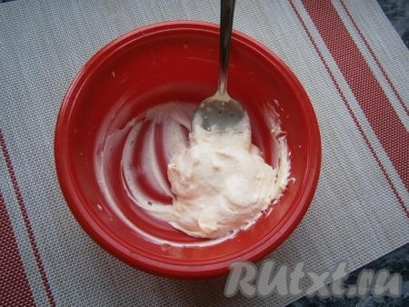 Взбить крем миксером в течение минуты.