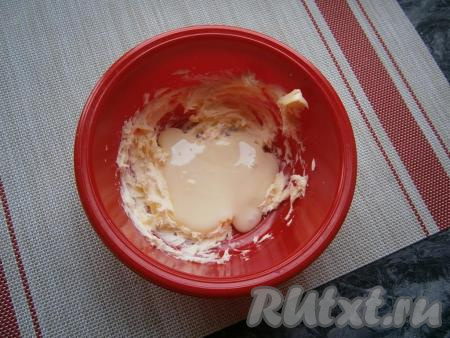 Для приготовления крема размягчённое при комнатной температуре сливочное масло чуть взбить миксером, добавить сгущёнку.