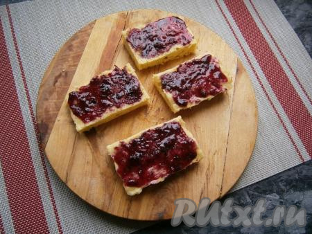 Смазать пирожные любым джемом (у меня джем из голубики).