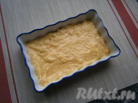 Взять любую подходящую для СВЧ прямоугольную форму (у меня размером 17х11 см), выложить в неё тесто, разровнять его. Теста в форме должно быть чуть&nbsp;меньше половины высоты формы.