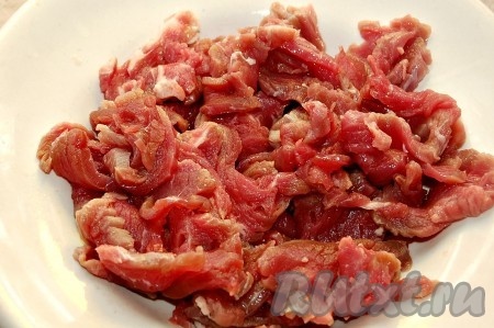 Мясо нарезать очень тонкими ломтиками небольшого размера.