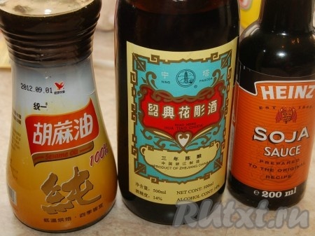 Для маринада смешать сахар, соевый соус, китайское вино, кунжутное масло, измельченный чеснок в контейнере.