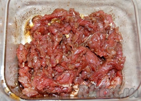 Мясо положить в этот маринад и оставить в нем на какое-то время, от нескольких минут до нескольких часов.