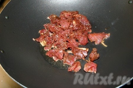 Взять сковороду вок, разогреть, налить растительное масло и обжарить кусочки говядины.&nbsp;
