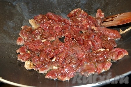 Обжаривать не долго, не более 3-5 минут, пока не выпарится жидкость.