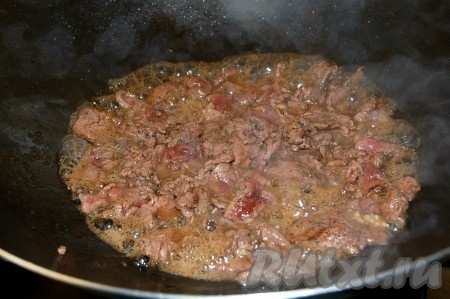 Обжаривать не долго, не более 3- 5 минут, пока не выпарится жидкость.