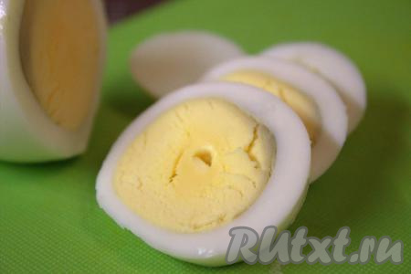 Яйца отварить вкрутую:&nbsp;поместить в кастрюлю, залить холодной водой и варить, после закипания воды, 10 минут. Охладить, очистить и нарезать на кружочки.