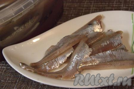 Очистить кильку:&nbsp;отделить голову, вынуть внутренности, раскрыть рыбу и вынуть хребет, снять шкурку.