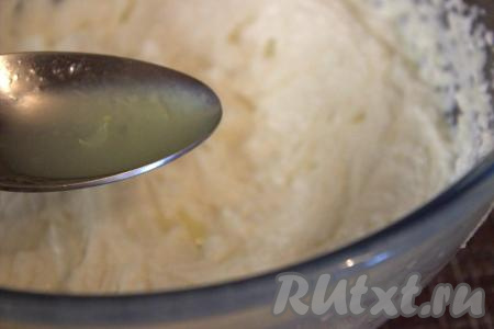 Лимон вымыть,  обсушить, а затем с помощью мелкой тёрки снять с него цедру. Выжать из лимона сок и добавить в масляно-яичную смесь. Сюда же всыпать соль, перемешать.