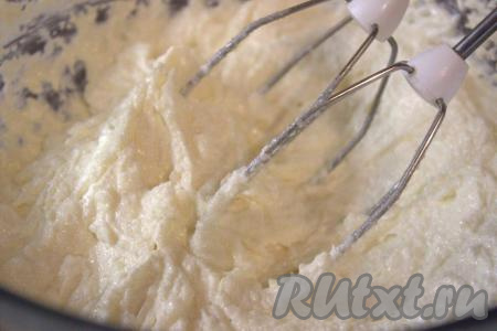 Сливочное масло заранее достать из холодильника, оставить при комнатной температуре минут на 30-40, чтобы оно размягчилось. В миску к размягчённому маслу всыпать сахар, взбить миксером до кремообразного состояния (примерно, 3-4 минуты). Затем в смесь масла и сахара добавить ванилин.