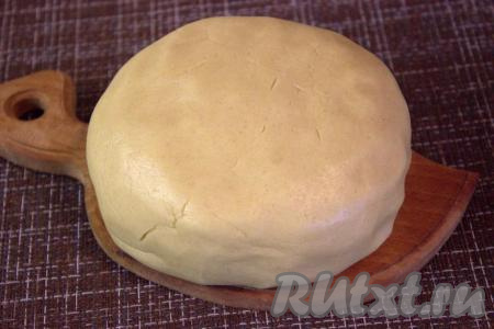 Песочное тесто получится мягким, нежным, не липнущим к рукам, сформировать его в шар, завернуть в пищевую плёнку и на 1 час поместить в холодильник.