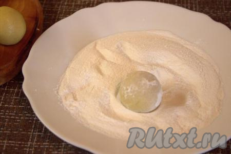 Обвалять шарики в сахарной пудре.