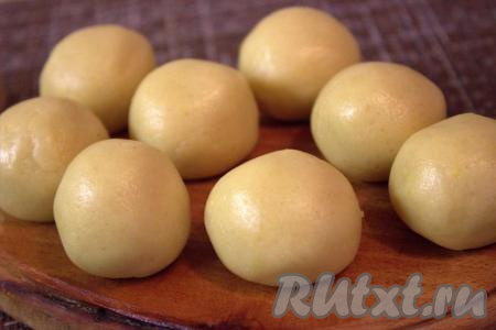 По прошествии времени тесто разделить на шарики размером с грецкий орех (весом, примерно, 20-21 грамм).