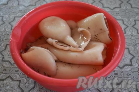 Вынимаем тушки кальмаров и тут же опускаем в холодную воду, чтобы остановить процесс приготовления.