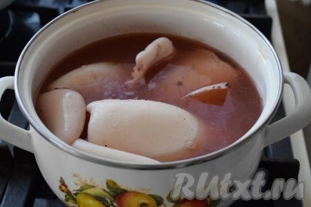 Варим кальмаров&nbsp;с момента закипания 2 минуты&nbsp; - не больше (!),&nbsp;иначе кальмары могут стать жёсткими, как бы резиновыми.