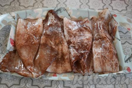 Кальмаров размораживаем при комнатной температуре.