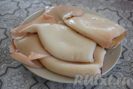 Отваренные тушки кальмаров, очищенные от налёта и прозрачной пленки, готовы к дальнейшему использованию.&nbsp;Такие тушки уже можно употреблять в пищу.
