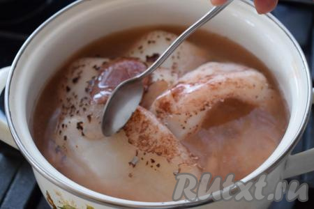 Опускаем в кипящую воду промытых кальмаров и варим их на среднем огне до закипания. Уже в процессе варки тушки кальмаров сами начинают очищаться, с них частично сходит тёмный налёт и, если провести ложкой по тушке кальмара, то ложка без труда счистит&nbsp;тёмную плёночку.