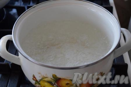 В кастрюлю наливаем 2,5 литра воды, ставим на огонь, даём закипеть.