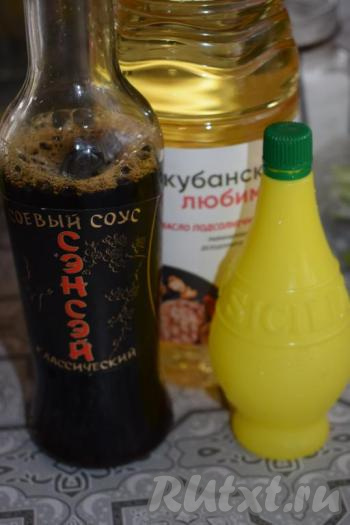 Отправляем нарезанную зелень к кальмарам. Далее подготовим маринад, для этого в миске смешиваем масло растительное, соевый соус, сок лимона, уксус, соль, сахар и чёрный молотый перец.