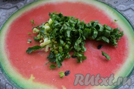 Складываем нарезанных кальмаров в глубокую миску. Зелень петрушки и черемши моем, обсушиваем и мелко нарезаем (если используете чеснок, то пропустите его через чеснокодавку).