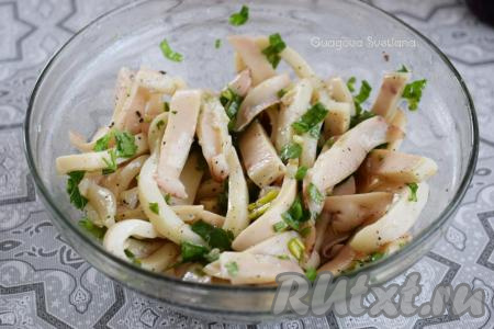 Даём нашим кальмарам промариноваться в холодильнике в течение суток. За это время несколько раз перемешиваем кальмаров, обволакивая их маринадом со всех сторон.