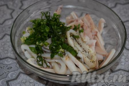 Выливаем маринад в миску с кальмарами и зеленью, тщательно перемешиваем.