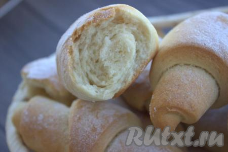 Готовую выпечку слегка остудить и снять с пергамента.&nbsp;Ароматные, очень вкусные и нежные рогалики из дрожжевого теста, приготовленные с повидлом (или без него), можно подавать к столу. При желании, перед подачей эту аппетитную постную выпечку можно посыпать сахарной пудрой.