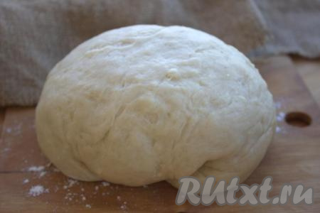 Тесто должно получиться эластичным, мягким, оно не должно липнуть к рукам. Скатать тесто в шар, накрыть полотенцем и оставить на столе минут на 20-30.