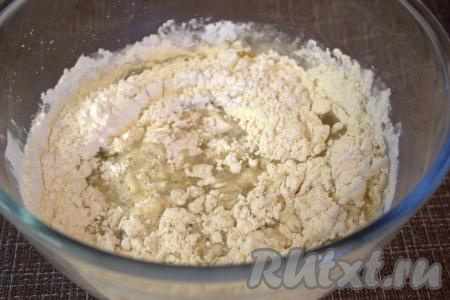 В смесь из воды, сахара, соли и дрожжей всыпать частями муку, просеянную через&nbsp;сито, каждый раз тщательно вмешивая её в тесто.