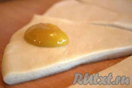 Выложить на широкую часть каждого сектора по 1-2 чайной ложке повидла (или густого варенья). Каждый сектор, начиная с широкого края, свернуть в рогалик. Можно сделать постные рогалики и без начинки - тоже будет вкусно.