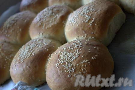 Булочки для гамбургеров выпекать в заранее разогретой до 180 градусов духовке минут 25-30 (до золотистого цвета). Готовые булочки охладить на противне, а затем можно формировать наивкуснейшие домашние гамбургеры.