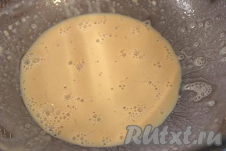 Перемешать, накрыть миску полотенцем (или плёнкой) и поставить минут на 10 в тёплое место (дрожжи за это время активируются и запенятся).