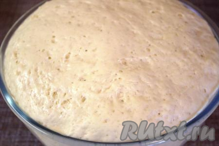 По прошествии времени дрожжевое тесто хорошо "вырастет" и увеличится в объёме в несколько раз.