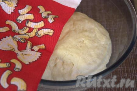 В результате замешивания тесто для булочек получится мягким, приятным в работе, эластичным, не липнущим&nbsp;к рукам, выложить его в миску, накрыть полотенцем и оставить для подъёма на 1-1,5 часа в тёплом, без сквозняков, месте.