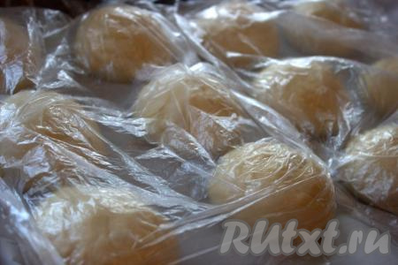 Заготовки из теста накрыть плёнкой (или полиэтиленовым пакетом) и оставить в тёплом месте для расстойки на 1 час.