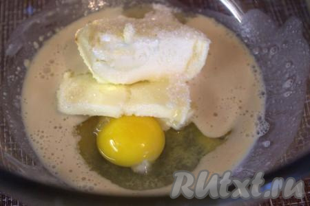 В запенившуюся дрожжевую смесь добавить сливочное масло комнатной температуры, яйцо, соль и сахар, хорошо перемешать.