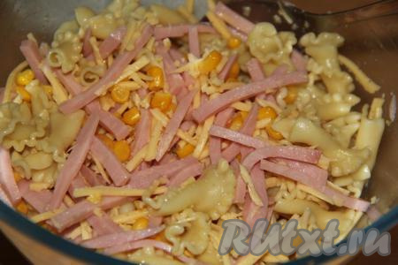 Салат посолить по вкусу и перемешать.
