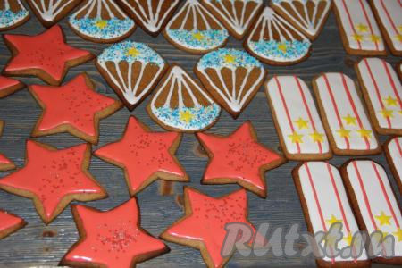Звёзды покрыла красной глазурью, а парашюты сделала цветными, украсив кондитерской посыпкой. Оставить печенье на сутки до полного высыхания глазури.