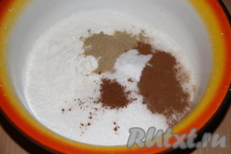 Добавить мускатный орех, имбирь, корицу и соду.