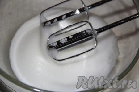 Для того чтобы приготовить белковую глазурь, нужно взбить миксером хорошо охлаждённый белок в пену.