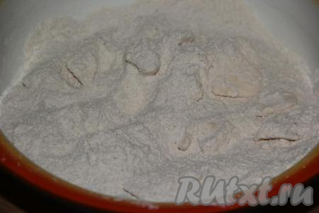 Перетереть массу в крошку.