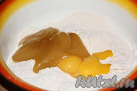 Добавить мёд и желтки.